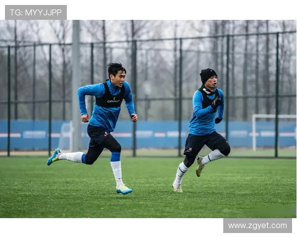 上海申花迎战强敌 全力冲击赛季巅峰 展现球员拼搏精神