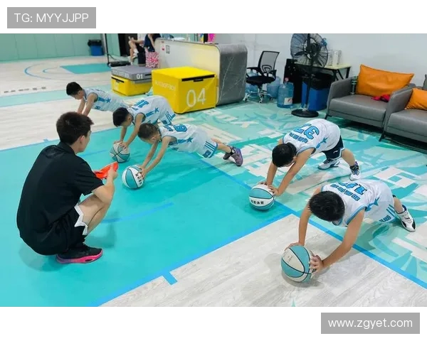 以篮球为纽带探索团队合作与青春拼搏精神的深层力量