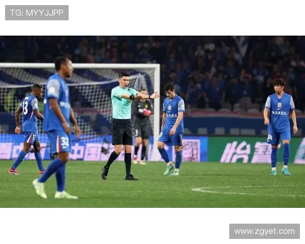 北京国安迎战上海申花激战正酣 双方争夺中超争冠关键三分